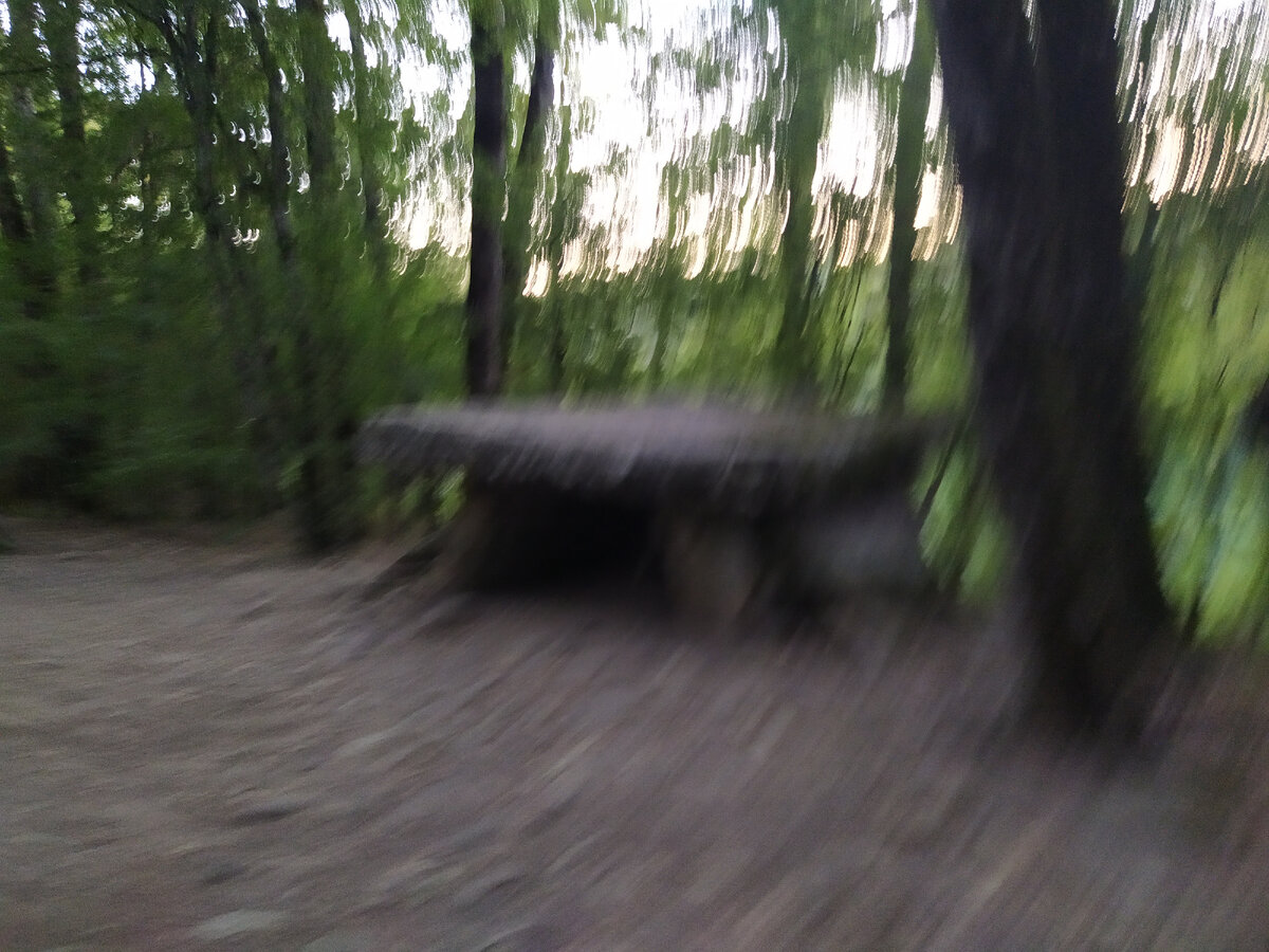 Руки не тряслись, специально фото не смазывали, как так получилось не известно, но размытие похоже на воронку. 