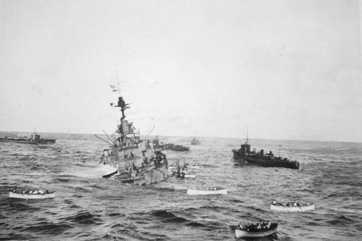 Fig. 02. 1914.10.27 Tory Island, British battleship HMS «Audacious» sinks after hitting a mine & crew take to lifeboats.