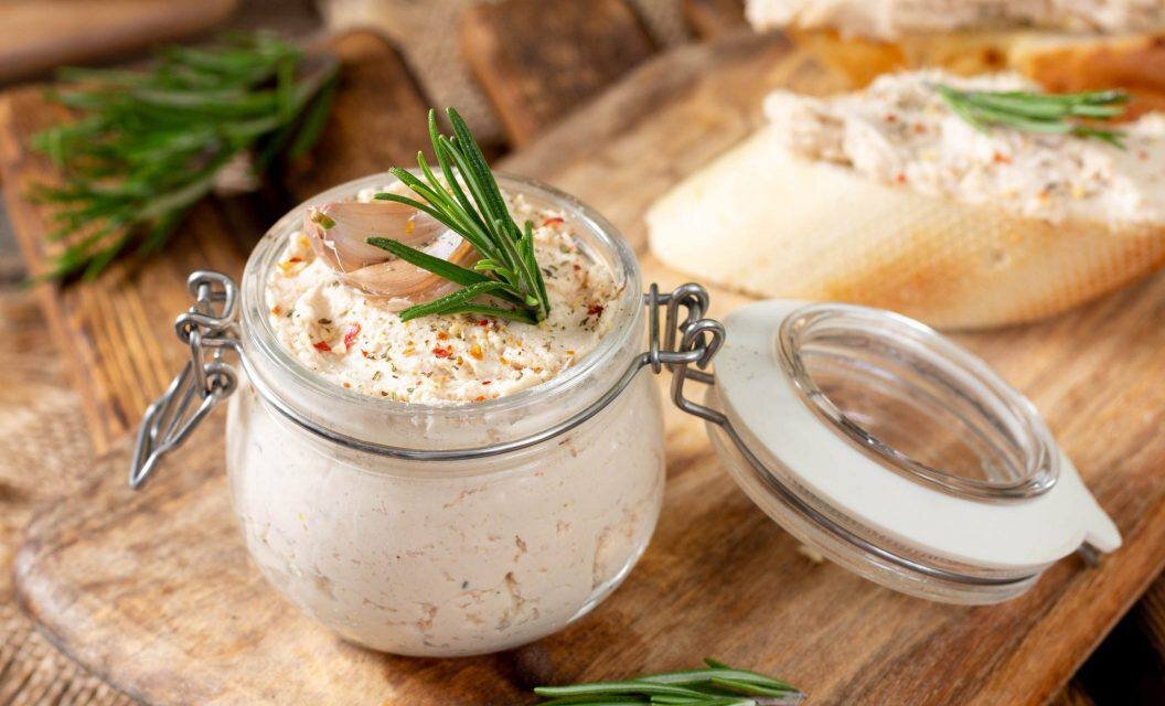 Паштет из курицы 

📖 Ингредиенты:

- Куриная грудка - 300 гр. 
- Морковь - 1шт 100гр.
- Лук - 1шт. 
- Масло для жарки
- Соль, перец
- Чеснок - 3 зубчика
- Куркума, лавровый лист, розмарин

🧑🏻‍🍳 Приготовление:

1. Куриное филе отварить вместе с морковью, лавровым листом, солью и перцем. 
2. Лук обжарить с чесноком и специями 2-3 минуты. 
3. Перебить все в блендере с добавлением бульона от
грудки, смотреть по консистенции.

Приятного аппетита! 

#паштет #закуска 