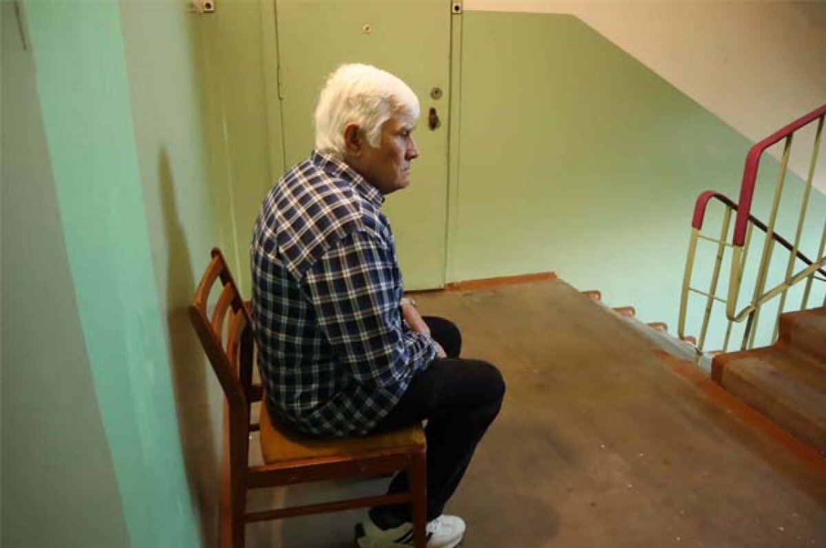    Между этажами люди поставили стулья, на которых можно перевести дух.