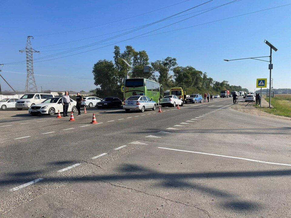    В ДТП столкнулись автобус и две легковушки. Фото: t.me/mvd23krasnodar