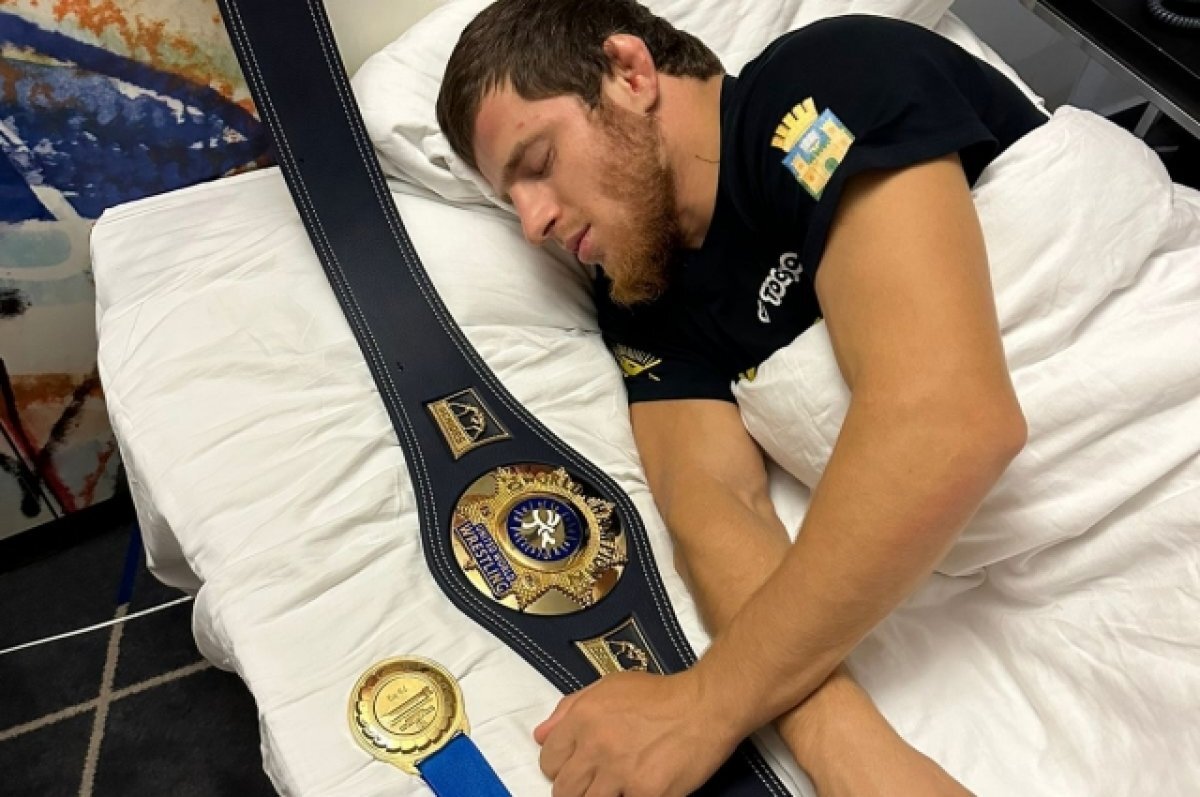    Такая традиция у борца - спать с наградой.