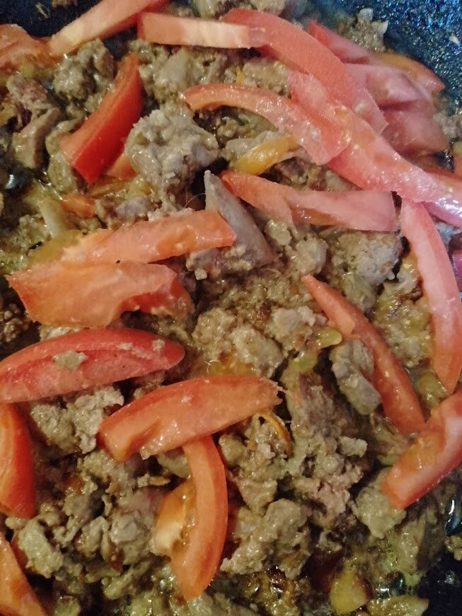 Печень куриная с овощами.