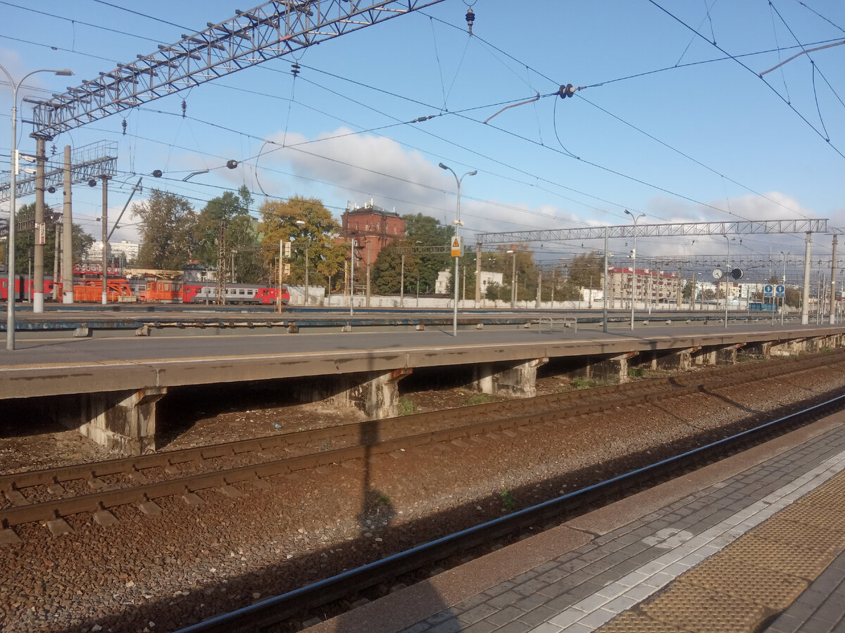 И ни одного пассажирского! Только какая-то мотриса грустит на пути...