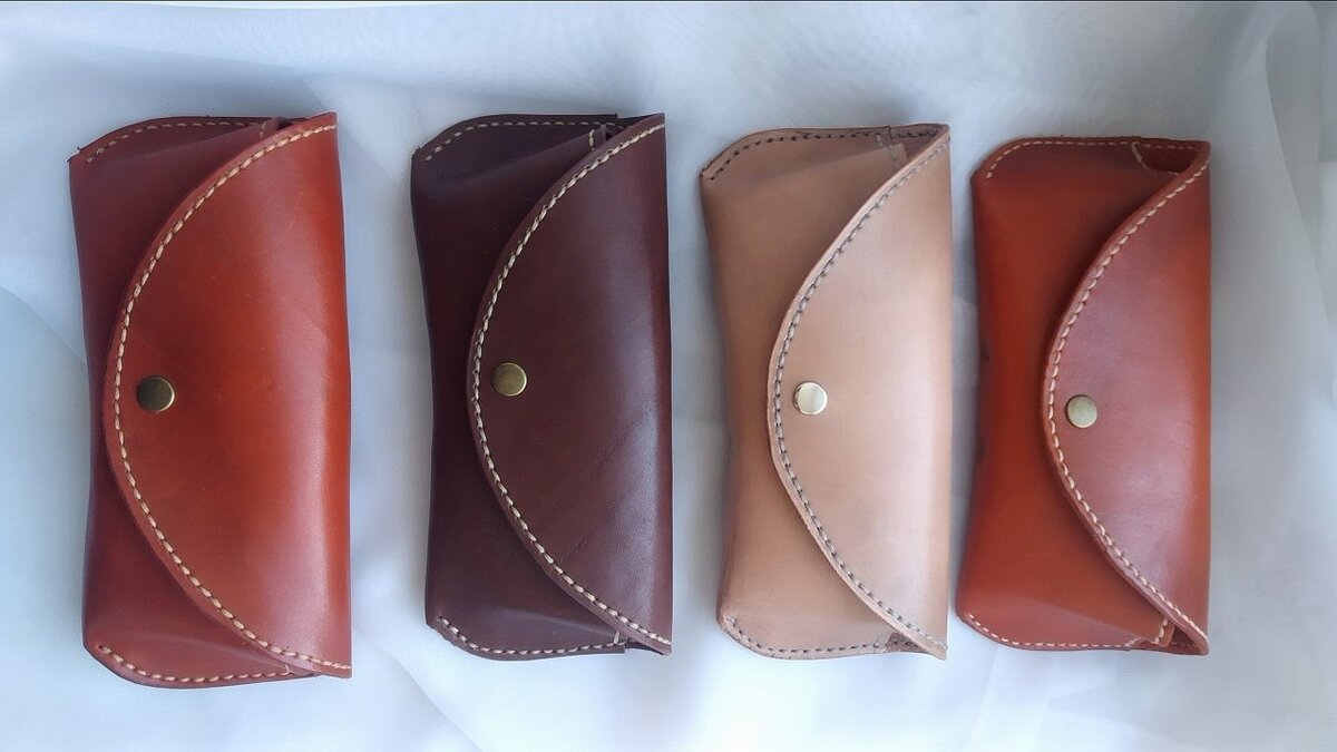 Футляр для очков - форма одна, а цвета разные