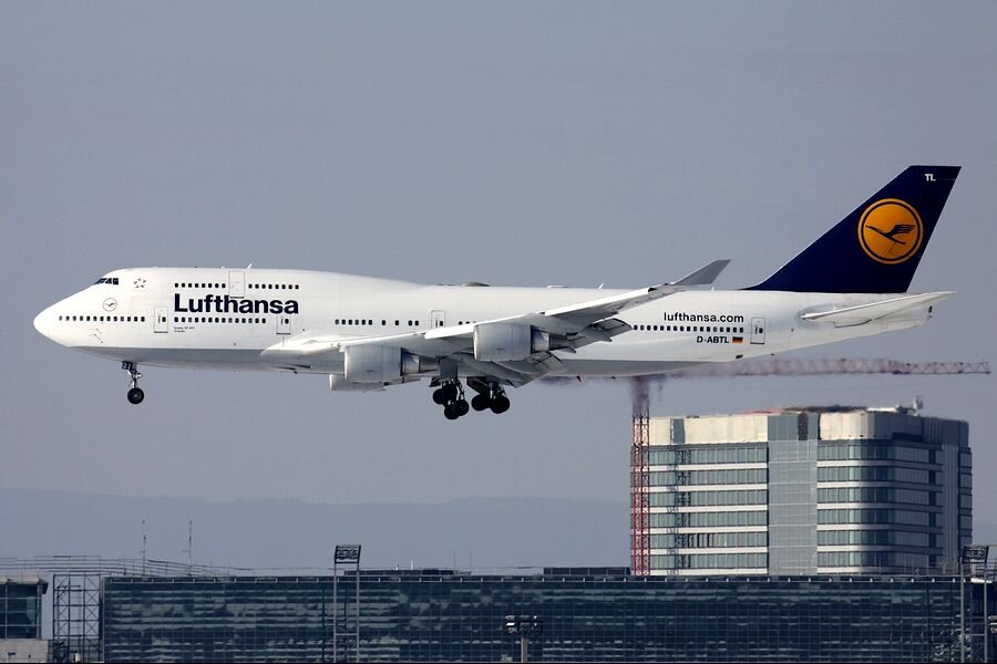 Boeing 747-430 авиакомпании Lufthansa заходит на посадку в аэропорту Франкфурта (FRA).
Фото: Björn Wylezich, planespotters.net