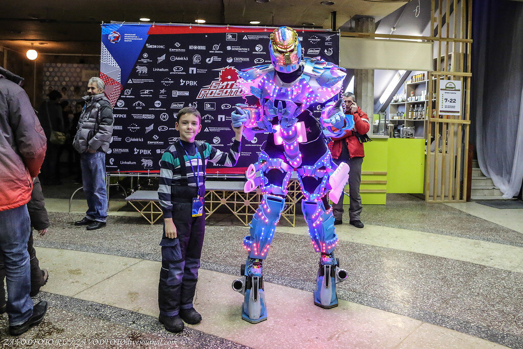 Робототехника бои роботов. Хью джекман робот. Боевые роботы шоу. Бои роботов людей. Хью джекман живая сталь.