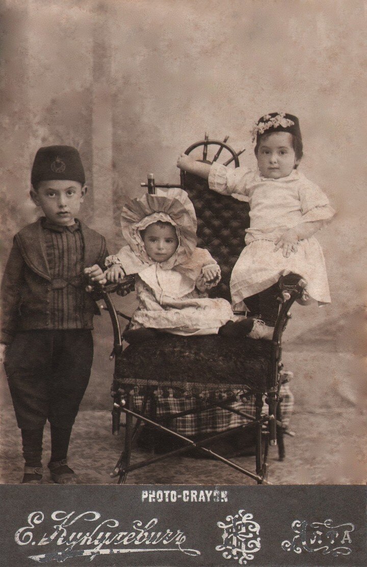 Так выглядели модные дети Крыма в конце XIX века. Фото Е. Кукулевича, Ялта