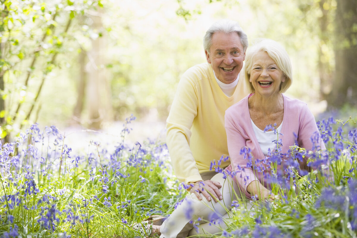 Любовь долголетие. Счастливые пенсионеры. Пожилые люди на природе. Пенсионеры на природе.