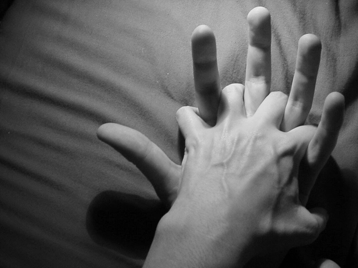 рука в руке. женское прикосновение. прикосновение рук. нежное прикосновенье. пальцы мужчины и женщины.