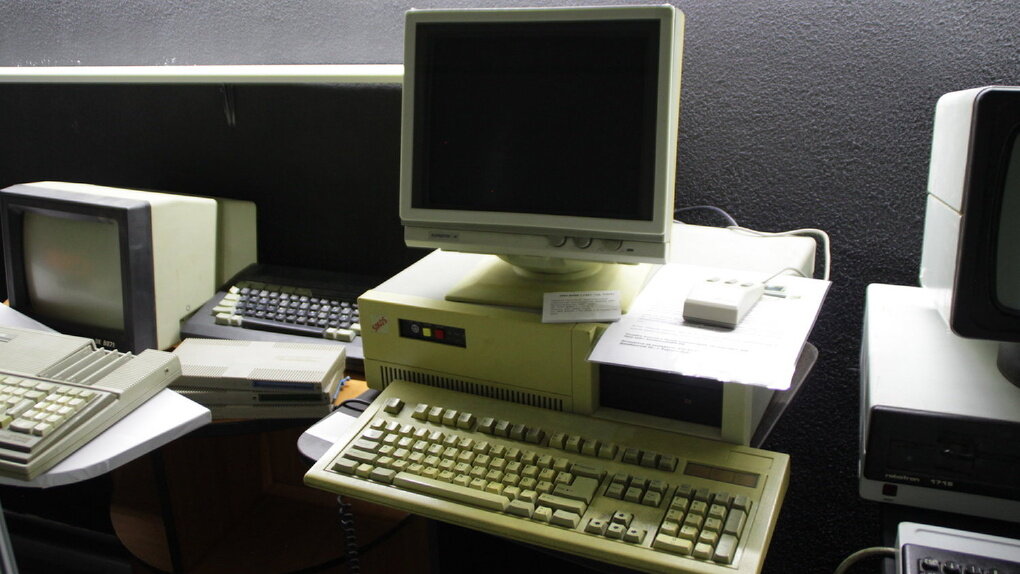 4 computer. 4 Поколение ЭВМ Macintosh. Компьютер четвертого поколения ЭВМ. Четвертое поколение поколение ЭВМ. ЭВМ 4 поколения ноутбук.