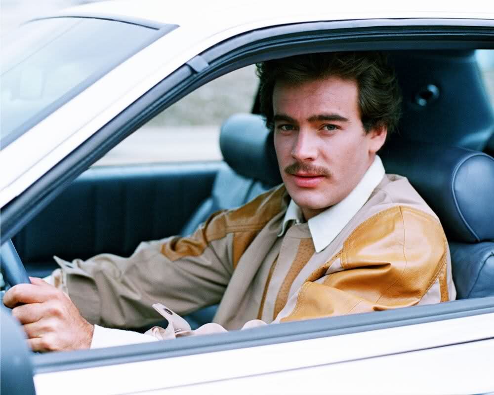 Гильермо Капетильо  коллекционирует монеты и часы, поет и записывает диски 