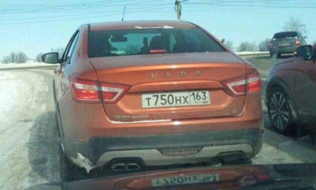 Тестовые прототипы внедорожного седана попали в объективы фотошпионов.