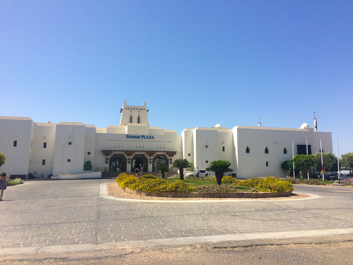 Вход в отель 