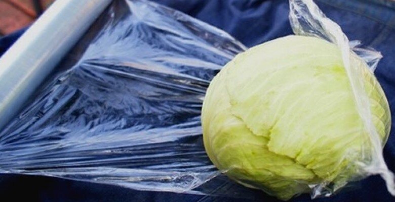 Заворачиваем капусту в пленку.