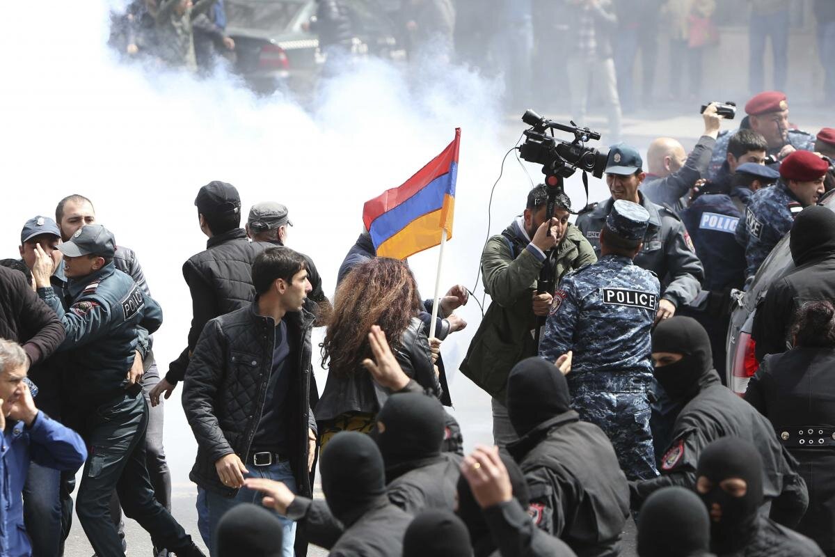 Источник:https://www.unian.net/world/10090655-protesty-v-armenii-po-nocham-uchastniki-ezhednevnyh-akciy-ne-budut-ostavatsya-na-ulicah-fotogalereya.html