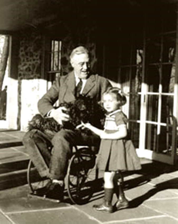 Президент  Франклин Рузвельт со своей скотч-терьером Фалой