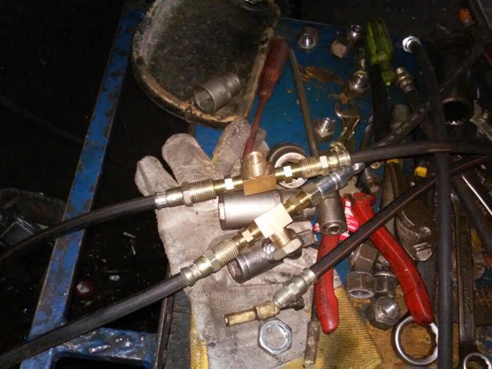 С тормозными шлангами вышел дикий колхоз, понимаю, что будут сацца, но пока так, что бы просто уехать из сервиса.