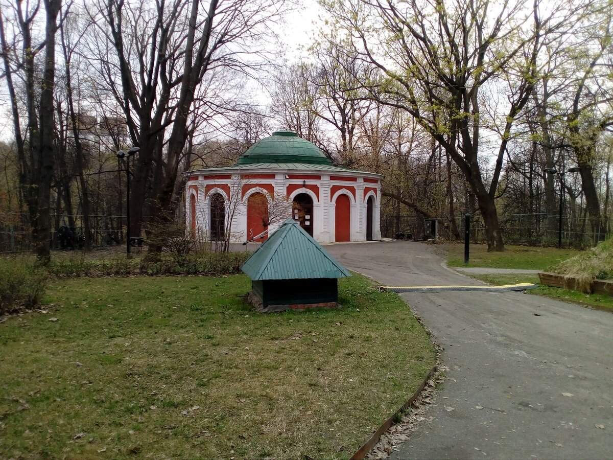 Круглое здание когда-то было охотничьим домиком