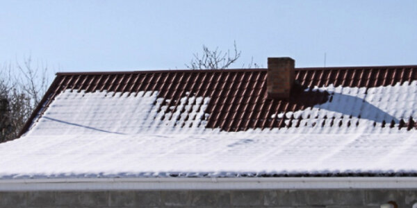 На пологих скатах накапливается больше снега