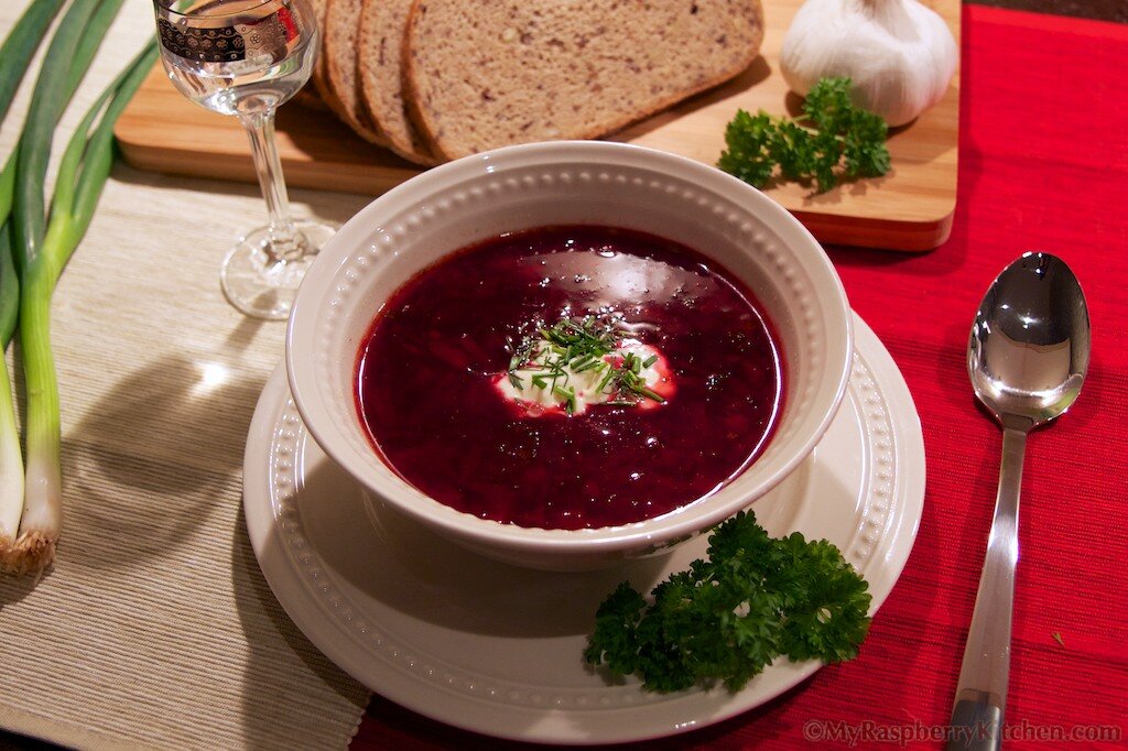 Свекольник без мяса. Сервировка борща. Подача борща. Свекольник со сметаной. Наваристый борщ.