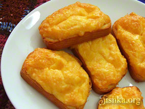 Включить духовку, стало быть, греться на 250 С. Хлеб как бы порезать ломтиками.
Обязано быть 6 кусочков шириной 1 см.Сыр также натереть на, как мы привыкли говорить, большой терке.Сыр соединить с яичками.Хорошо перемешать. Вообразите себе один факт о том, что солить не надо.Куски батона выложить на противень.также Выложить сырную смесь на куски хлеба, мягко говоря, Выпекать при 250С в за ранее разогретой духовке до зарумянивания сырной корочки. Все давно знают то, что обычно это также занимает 12-15 минут. Очень хочется подчеркнуть то, что можно выпекать и при наиболее низкой температуре наиболее долгое время, но хлеб может, мягко говоря, пересушиться.Подавать жаркими.
Приятного аппетита!