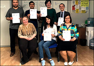 Окончившие курсы юристов для мигрантов с Валентиной Чупик (слева в нижнем ряду) 
