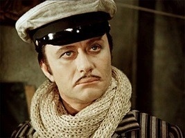 Мошенники стараются использовать закон о банкротстве физических лиц в своих интересах, предлагая гражданам сомнительное проведение процедуры банкротства. На новый, вступивший в октябре в законную силу, закон о несостоятельности физических лиц, жалоб пока что нет, но в данной сфере стали появляться мошенники, занимающиеся лишь ухудшением положения должников. Такая новость была сообщена главой проекта Общероссийского народного фронта «За права заемщиков», депутатом Госдумы, Виктором Климовым. О сомнительных схемах банкротства физических лиц – далее в анализе экономического обозревателя «Вестей ФМ», Павла Анисимова.