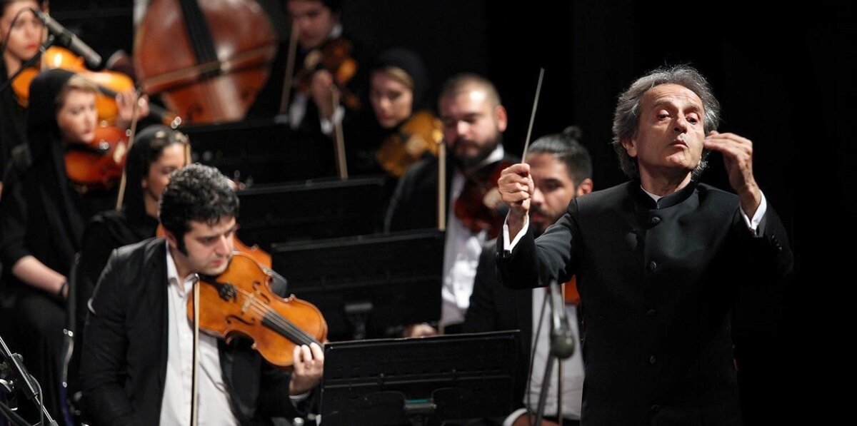 У маэстро на пульте нет нот (чтоб не заморачиваться), зато закреплена GoPro. А фото с сайта iransegodnya.ru