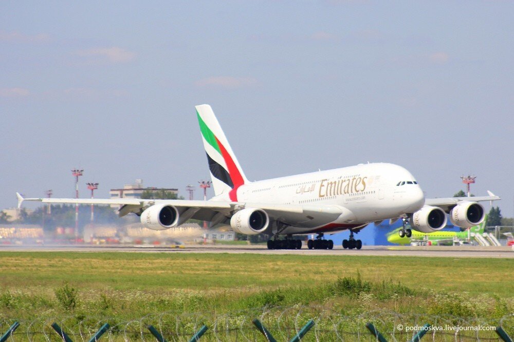 Еще один герой дня, ради которого можно ехать под забор - самолет авиакомпании «Emirates» Airbus 380. 

