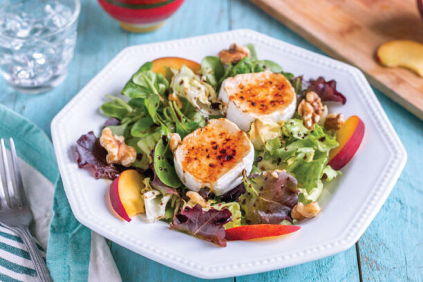 Здоровый салат с фруктами и орехами