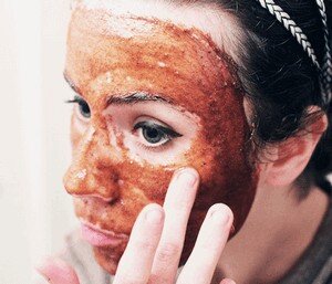   Ничто не сможет так хорошо повлиять на состояние кожи, как регулярные маски для лица с корицей.  Она давно стала незаменимым компонентом не только в приготовлении еды, но и в косметологии.