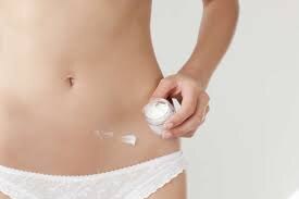 Сегодня в широком доступе имеются различные косметические препараты, которые, к тому же, являются и доступными по цене. Это разнообразные лосьоны, крема, гели и молочко. Однако можно говорить и о том, что цены на данные препараты могут кардинально отличаться, имея разбег от пары сотен за баночку до нескольких тысяч рублей. В данном случае выбор остается за вами, поскольку все эти средства направлены на то, чтобы запустить процесс регенерации вашей кожи и стимулировать выработку коллагена и эластина. Истинным же предназначением косметических средств является профилактика, но их можно успешно использовать и после родов, регулярно нанося на кожу. Таким образом вы сможете добиться того, что растяжки станут менее заметными и более узкими. Но 100% гарантии вам никто не даст, все в большей степени зависит от внутренних сил вашего организма.