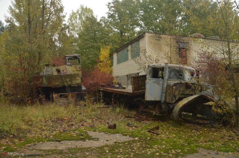 Справа КРАЗ -255, а вот слева угадывается остов крана ? 