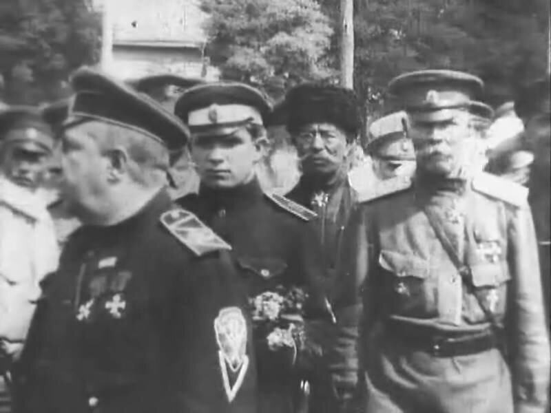 В центре за спиной  командующего адъютант П.В. Макаров