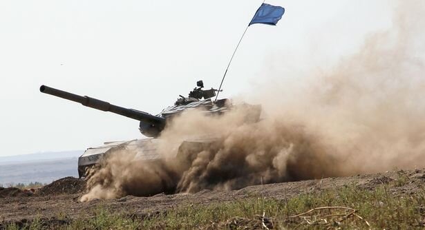 A tank speeds during the training of pro-Russian militants with battle tanks on a shooting range near Torez(Image: REX/Shutterstock)