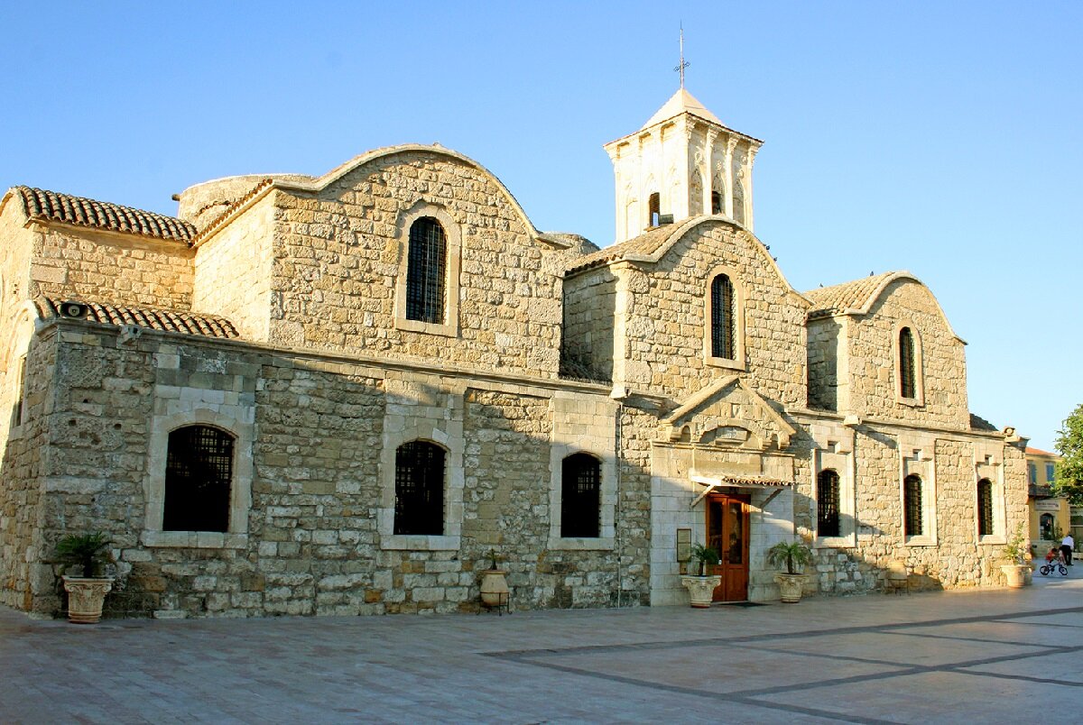 В городе Ларнака находится храм Святого Лазаря - это уникальное строение 9 века, который назван на честь ученика Христа, первого епископа всего Кипра - Св. Лазаря.
