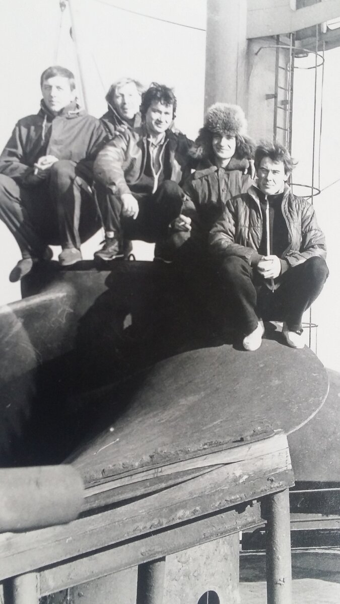 на фото я в центре 3 слева