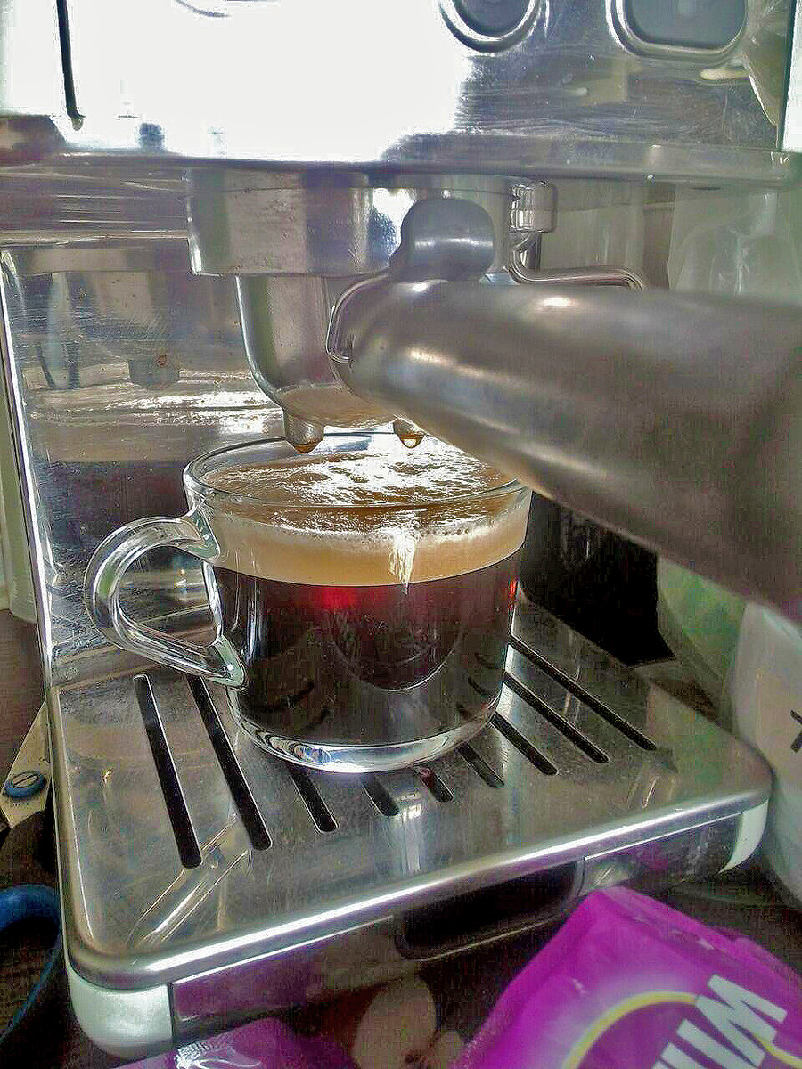 возле кофеварки спрятался пакетик коткиного корма