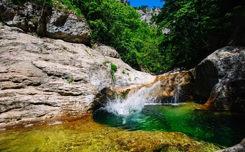 Речушка, протекающая по его дну питается за счет множества мелких горных речек и ручьев