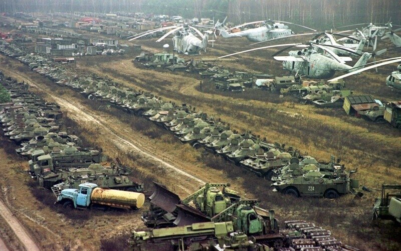 Вид на могильник техники, позволяющий увидеть лишь малую часть техники, оставленную в зоне катастрофы