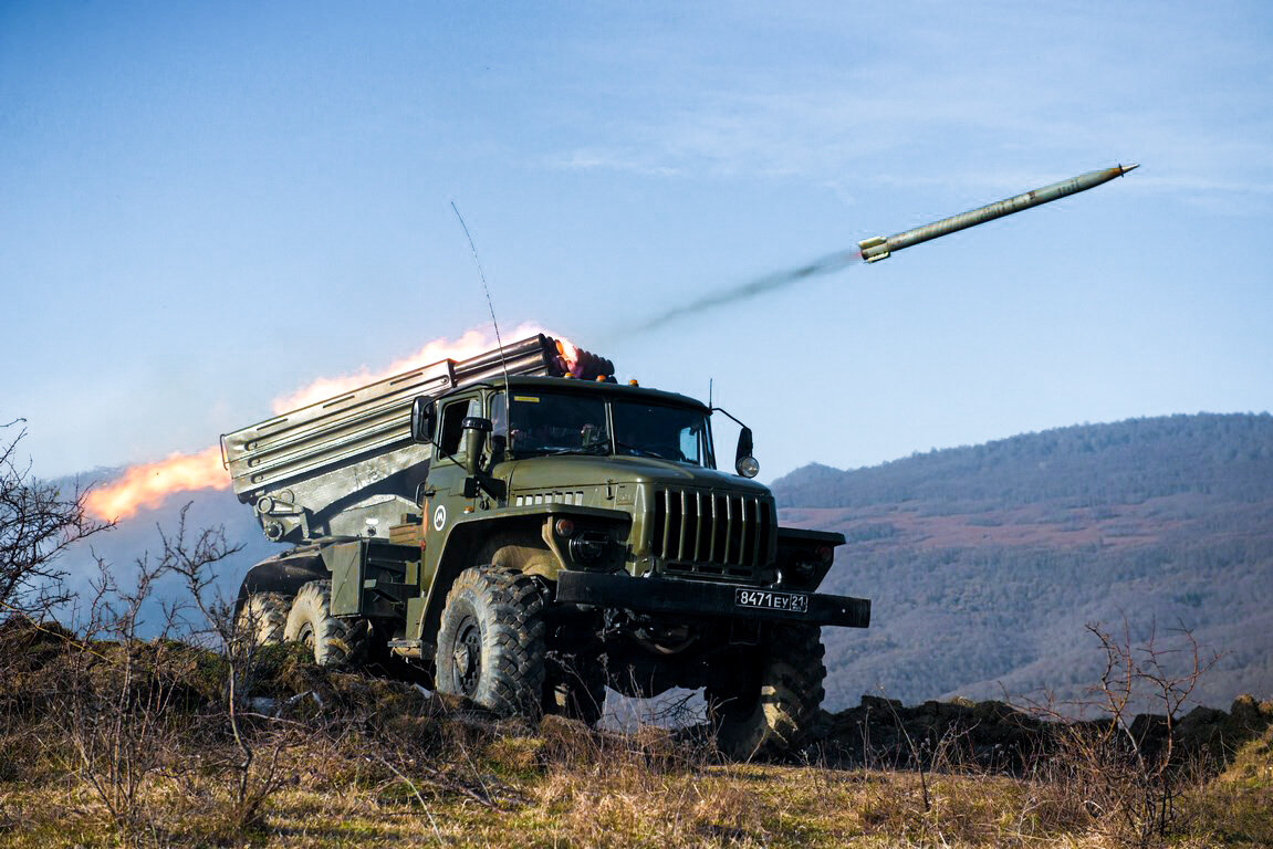 РСЗО (реактивная система залпового огня) "Град" - знаменитая серия ариллерийских установок. Многократно модернизировалась и в России отчасти стала синонимом РСЗО как класса. Вопреки распространенному мифу, РСЗО может вести огонь не только по площадям, но и точечный (одиночными выстрелами или серией), не только разрывными снарядами. но и осколочными и поражающими броню. Для контрбатарейной стрельбы не годится (нет брони, высокая заметность места выстрела, слабая проходимость по бездорожью и т.д.), но отлично приспособлена для подавления войск противника и разрушения систем укреплений. (Im. source: Mil.ru)