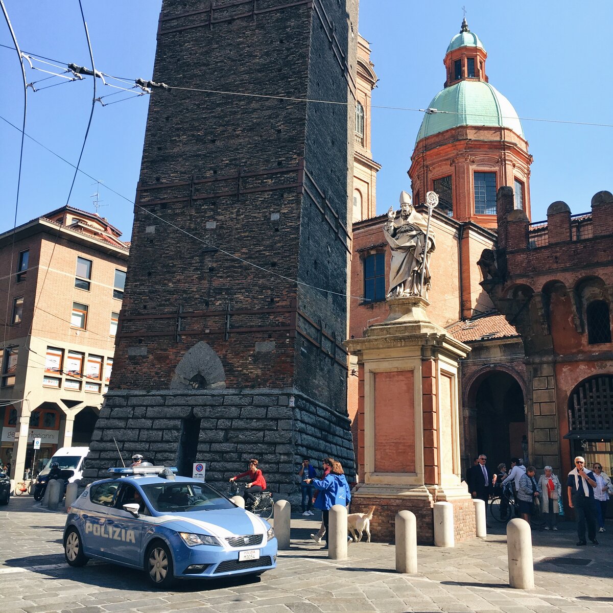 Центр в честь праздник перекрыт. На фото - статуя Святого Петрония, покровителя города