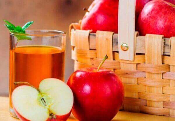 Фрукты — это обязательный продукт в рационе мамы и её малыша. Но только яблокам отдают предпочтение детские врачи при составлении меню кормящей женщины. Это, пожалуй, единственный фрукт, который вызывает аллергические реакции в очень редких случаях.