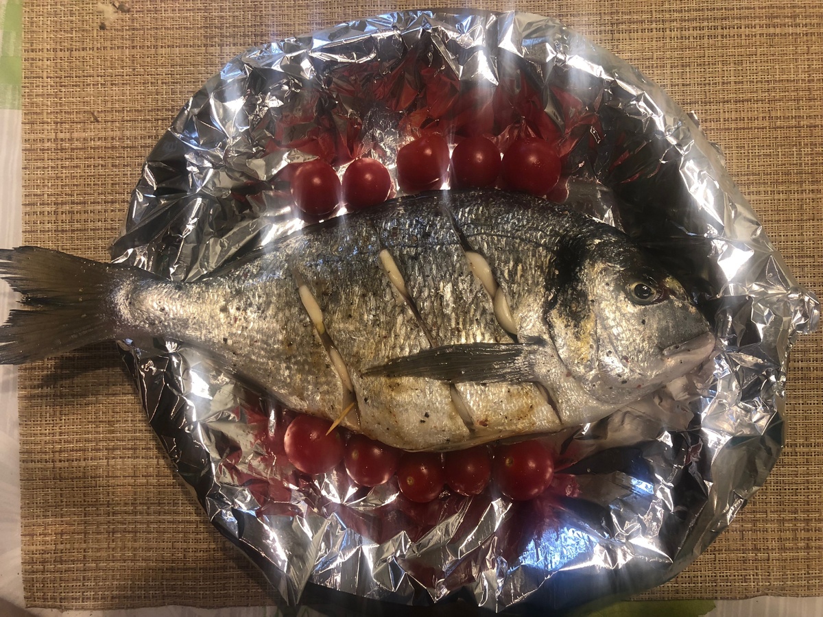 В отличие от прочих рыб с Богиней любви можно особо не церемониться. В идеале даже лучше вообще никаких манипуляций с ней не производить - достаточно взять за хвост, поцеловать в лоб и с трех метров кинуть в духовку через всю кухню. Потом поставить градусов 180, завести таймер на 30 минут, налить  бокальчик белого сухого и спокойно ждать результата. 