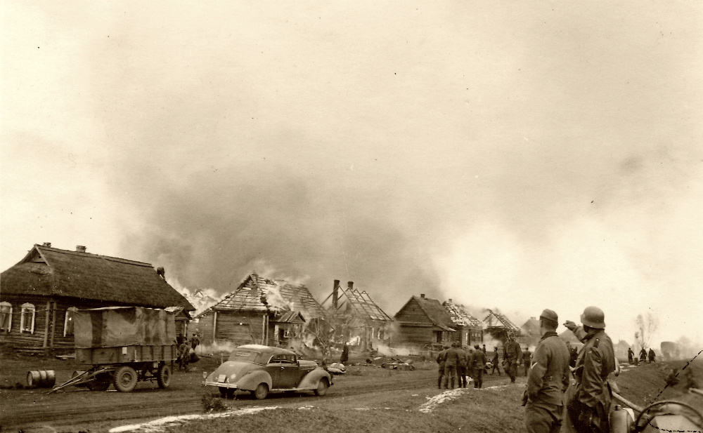 Пожар в оккупированной немцами деревне. Место действия — территория СССР.