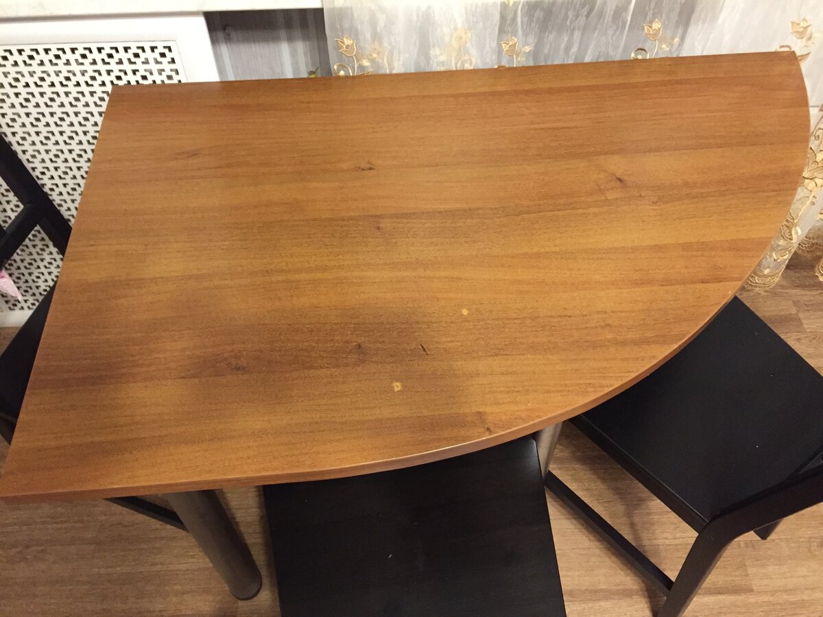 Он из ЛДСП, местами немного разбух от влаги.