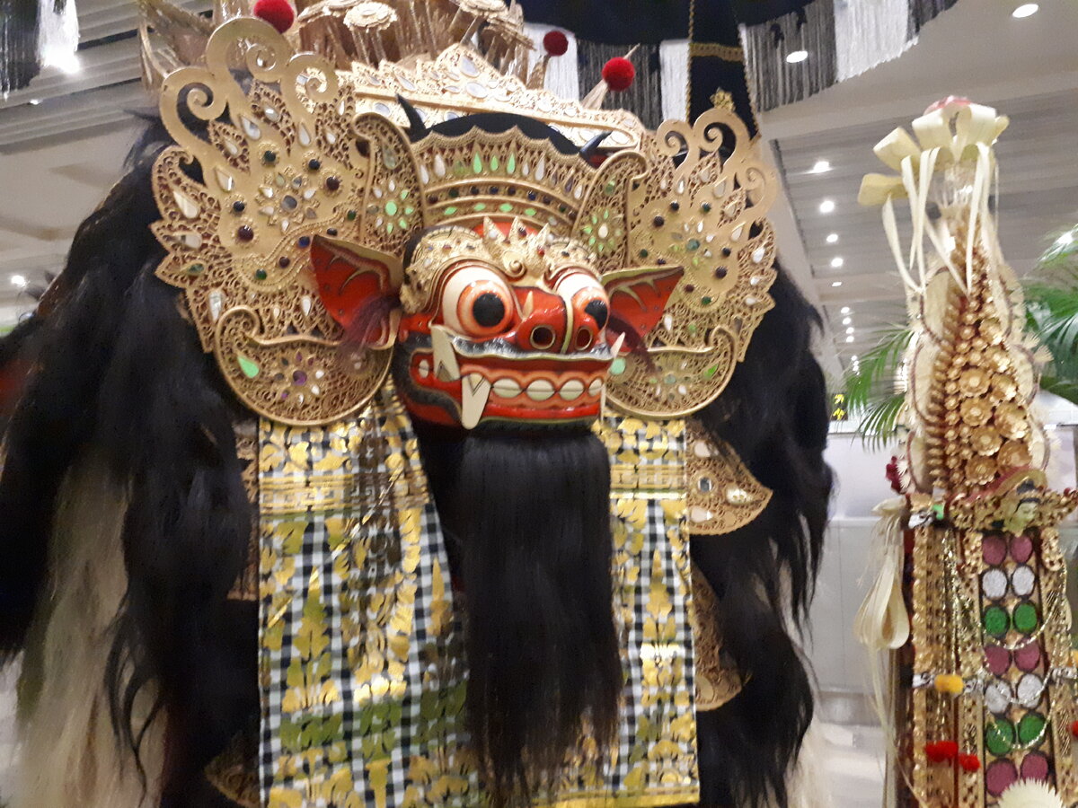 Балийцы искренне верят и чтят свои традиции. Статуи Богов и Богинь можно увидеть практически на каждом шагу. (Всё тот же аэропорт)