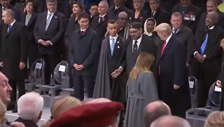 Пушков объяснил, почему Трамп не пожал руку ПорошенкоВ субботу Меркель и президент Франции Эммануэль Макрон посетили коммуну Ретонд (департамент Уаза), где 11 ноября 1918 года было подписано Компьенское перемирие. Лидеры уделили несколько минут для общения с собравшейся публикой.