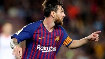 Количественный и качественный состав пищи является важной частью жизнедеятельности любого человека. Для спортсменов, жизнь которых пресыщена серьезными физическими нагрузками, здоровое и правильное питание столь же важно, как и комплекс упражнений на ежедневной тренировке. Именно поэтому вот уже несколько десятилетий профессиональные футбольные клубы имеют в своем штате диетологов и поваров, работающих заодно для помощи в обеспечении наилучших физических кондиций игроков.
